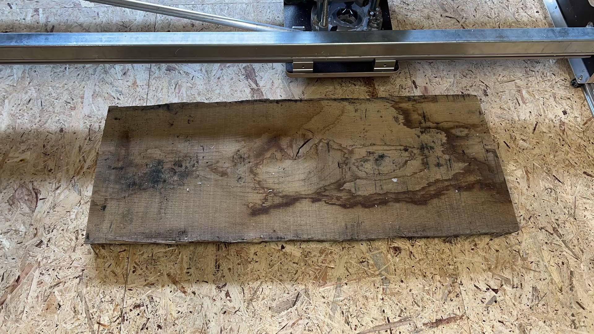 Zeitraffer von Hobeln Planen von Holzplatten Planfräsgerät Planfräsvorrichtung Fräsus Maximus